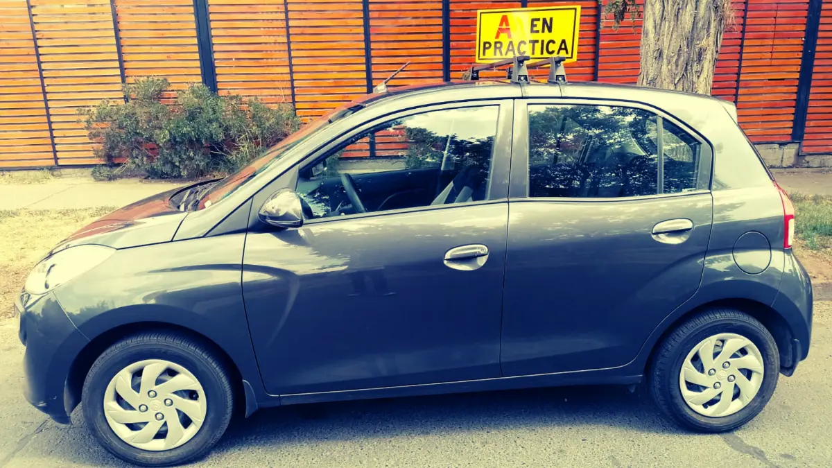 Auto de clases de manejo con letrero En práctica