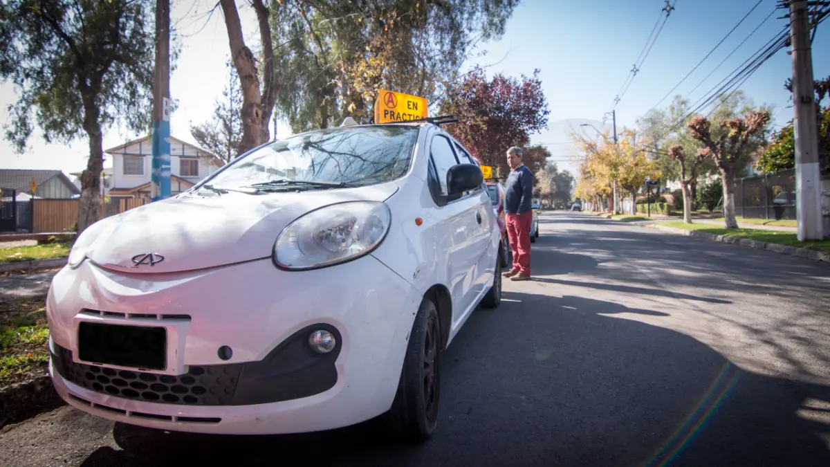 Auto de la escuela de manejo en una calle de Santiago