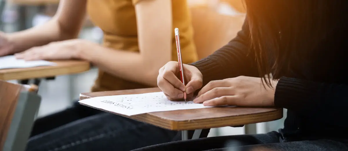 Persona estudiando para el examen teórico de conducir